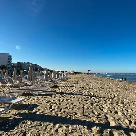 Promo Price September - By The Sea 1 Min From The Beach アパート